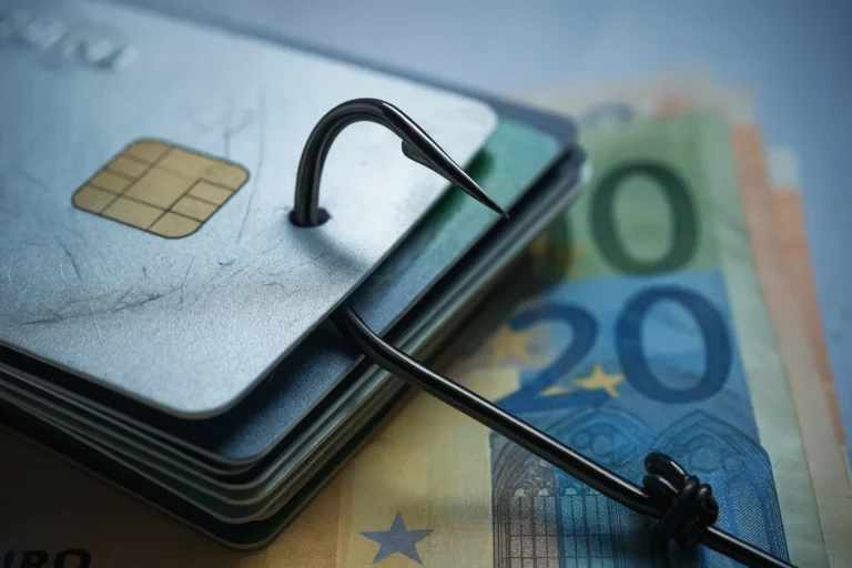 Imágen de un anzuelo de pesca agarrando una tarjeta de crédito
