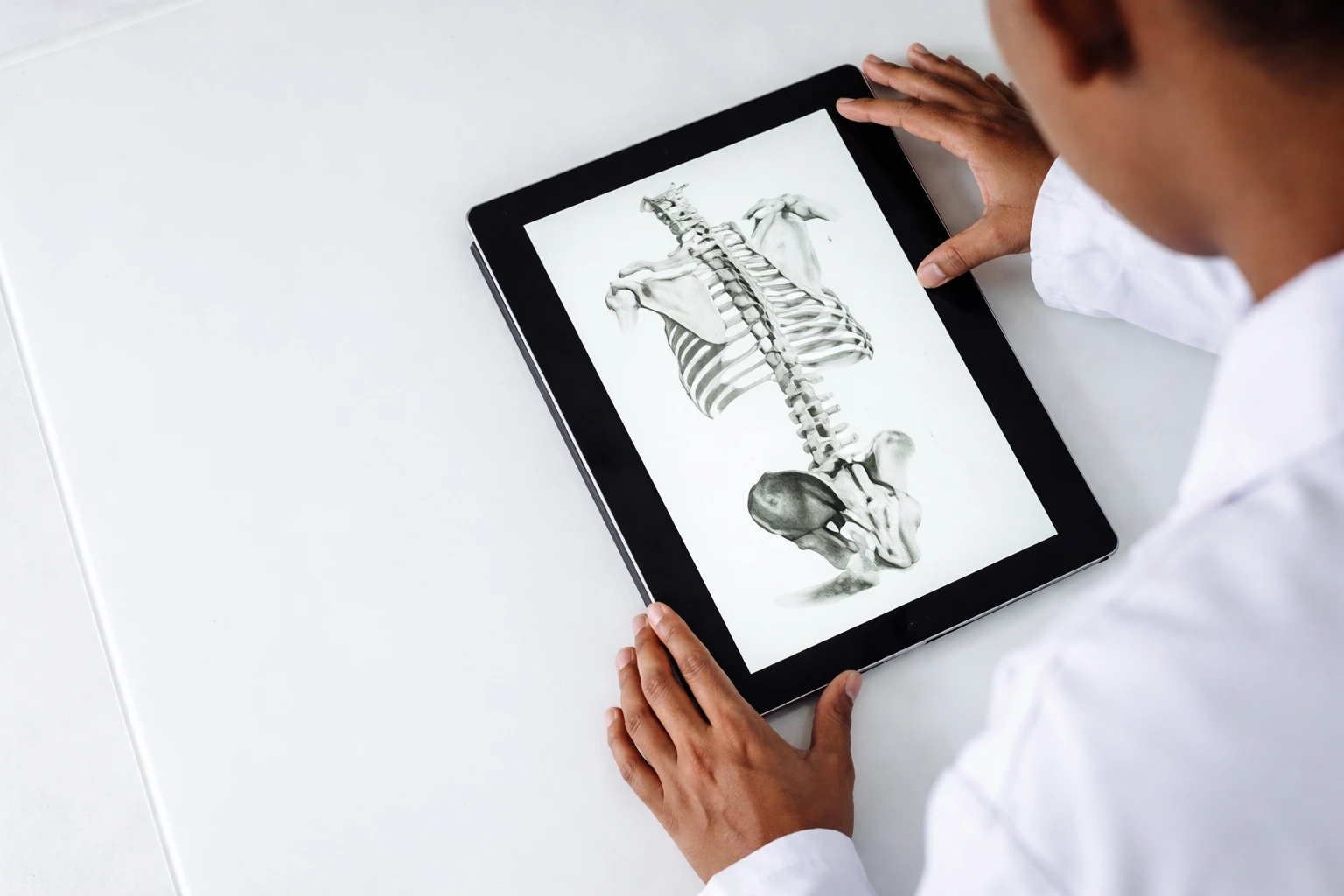 Un hombre viendo un dibujo en una tablet